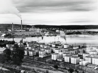 Östrands fabrik från söder med brädgården på Skönviks sågverk i förgrunden, 1951. Östrands sulfatfabrik 1931-
