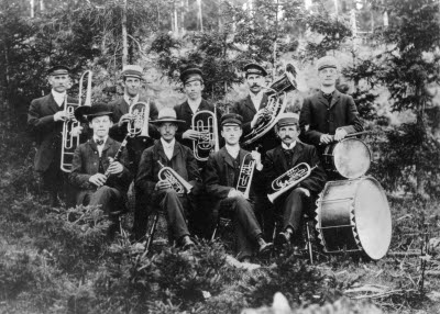 Musikkår vid Tunadals sågverk 1910. Tunadals sågverk startade 1849 och är fortfarande i drift.