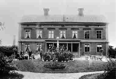 Herrgården, exteriör från trädgårdssidan med herrgårdsfolk, 1900. 
Galtströms järnbruk och såg 1672-1917