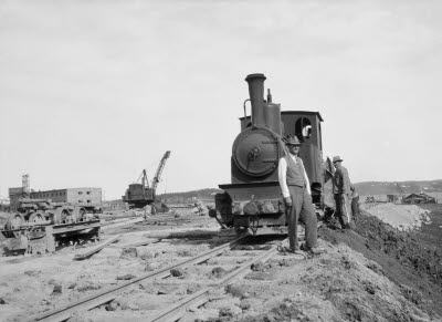 Lossning av jord från grundschakt den 24 juli 1930. Byggnation av Östrands sulfatfabrik som togs i drift 1932.