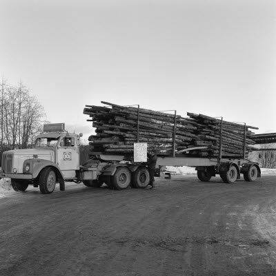 Vägning av virkesbilar vid Östrand, 1971. Östrands sulfatfabrik 1931-