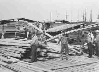Personal, gruppbild med sågen i bakgrunden, Stöde sågverk, 1921