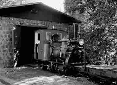Lokomotivet "Loke" och lokstallet 1955. Galtströms järnbruk och såg 1672-1917