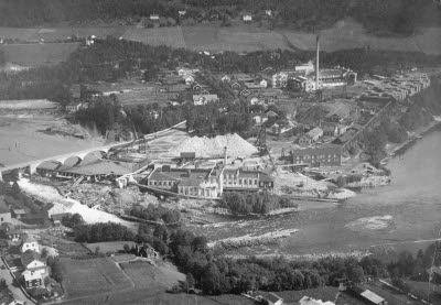 Flygbild över Matfors pappersbruk 1929, Matfors pappersbruk byggdes av Skönviks AB 1917-1919 och var därefter i drift till 1990.