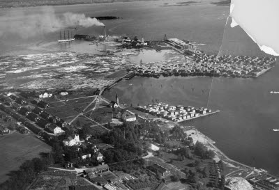 Flygbild över Wifstavarfs sågverk ca 1900 till 1930. Wifstavarfs sågverk 1852-1977 .