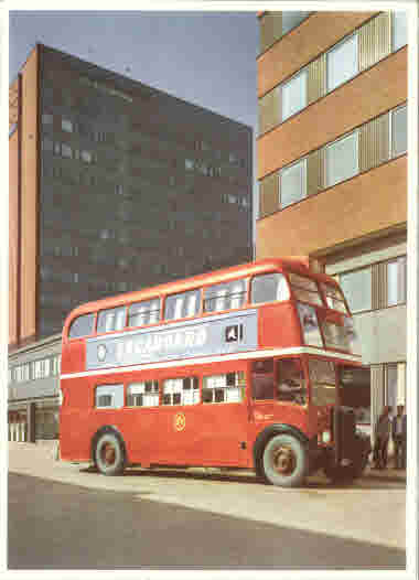 Som den första svenskägda dubbeldäckade bussen skapade den stor uppståndelse när den kom rullandes ned för gatorna. Bussen, som köptes av SCA och anlände till Frihamnen i Stockholm 1960, hade då gått 20 år i Londontrafik och skulle nu användas i marknadsföringssyfte. Med den röda 4,4 meter höga bussen åkte SCA land och rike runt för att visa upp företagets board- och plywoodprodukter. 