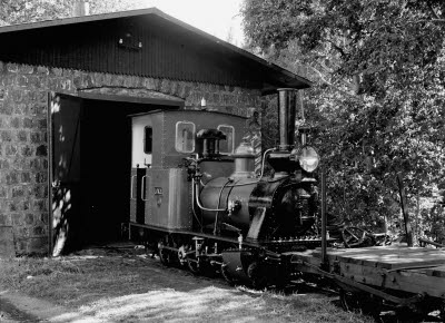 Lokomotivet "Loke" och lokstallet 1955. Galtströms järnbruk och såg var i drift 1672-1917