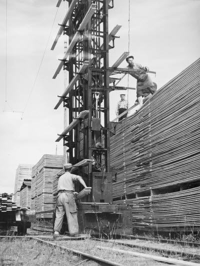 Brädgården med staplingsmaskin eller virkeshiss 1950. Skönviks sågverk 1861-1951.