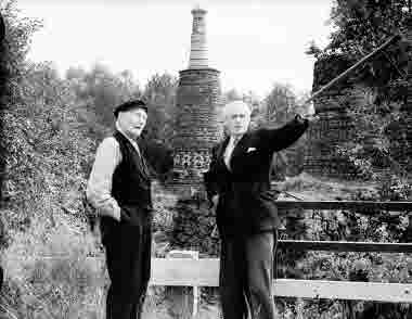 Lögdö Bruk. Dr A Enquist och den sista smeden på bruket framför masugnen 1954.