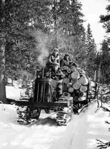 Timmerkörning med bandtraktor, 1950-talet. Skogsteknik (avverkning, maskiner, transporter mm).