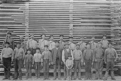 Personal, stabbläggare och putbärare i brädgården, gruppbild, 1892. Eriksdals sågverk 1860-1931