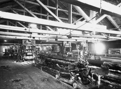 Sågen inför nedläggningen. 113 bilder tagna i december då sista stocken sågades.  interiör, brädgård, kontor, timmerbom, personal mm 1947. Sunds sågverk 1857-1947
