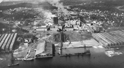Flygbild över Vifstawarfs sulfitfabrik i Fagervik, tagen från öst 1928. Vifstawarfs AB startade sulfitfabriken, Fagerviksverken, den drevs mellan 1912-1967.