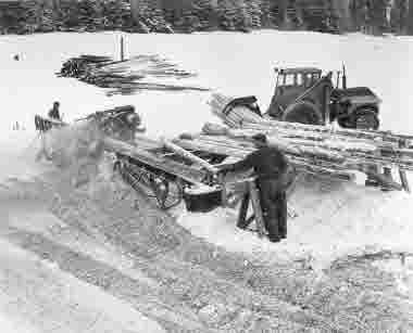 Maskinbarkning vid timmerupplag, vinter, Ramsele, 17 mars 1960, Ramsele förvaltning, Svanö AB.