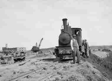 Lossning av jord från grundschakt den 24 juli 1930. Byggnation av sulfatfabriken. Östrands sulfatfabrik 1931-