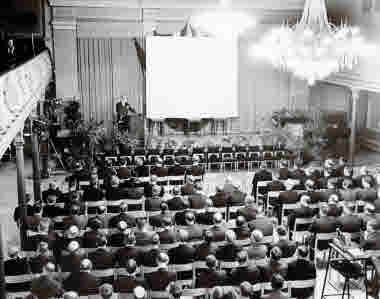 Enström Axel, direktör avtackas vid sin avgång, 1960-02-27. Sammanträde och middag på Stadshussalongen. Porträttgalleri