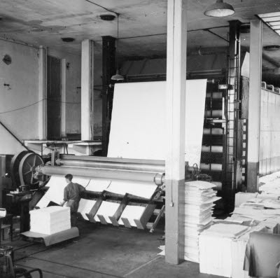Pappsal, interiör med torkmaskinens saxparti 1950. Östrands sulfatfabrik 1931-