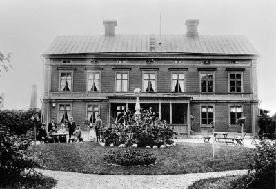 Galtströms herrgård, från trädgårdssidan. Herrgårdsfolket syns på bilden, 1900. 
Galtströms järnbruk och såg var i drift 1672-1917