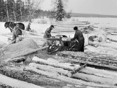 Barkning utförs med barkningsmaskin, 1950. 