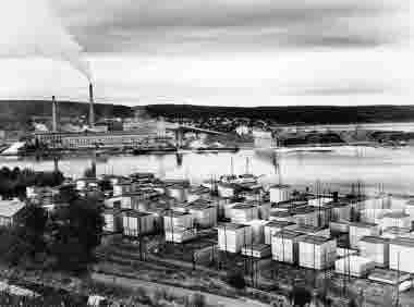 Östrands fabrik från söder med brädgården på Skönviks sågverk i förgrunden, 1951. Östrands sulfatfabrik 1931-
