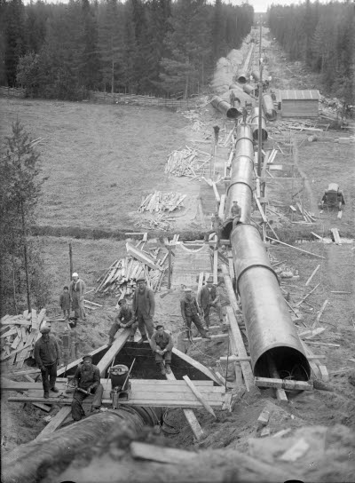 Monteringsarbete vid vattentuben från pumphuset vid Indalsälven till fabriken 1931. Östrands sulfatfabrik invigdes 1931.
