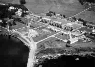 Bruksgatan med de gamla bostäderna, exteriör från flyg, 1947. Wifstavarfs sulfatfabrik uppförd 1907-08
 Wifstavarfs sågverk 1852-. 