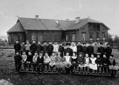 Skolan vid Kubikenborgs sågverk, exteriöriörer av bolagsskolan med skolklass, 1900.
Sågverket var i drift 1869-1938.