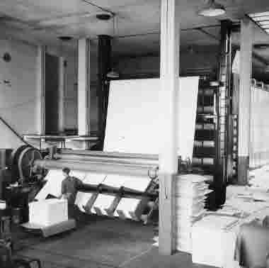 Pappsal, interiör med torkmaskinens saxparti 1950. Östrands sulfatfabrik 1931-