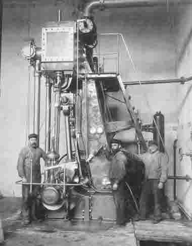 Maskinrummet med tre maskinister, interiör 1895.
Söråker och Nya Söråker sågverk 1859-1931. Se även C1503_01