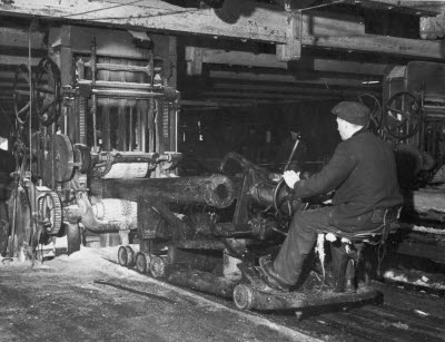 Sågen inför nedläggningen. 113 bilder tagna i december då sista stocken sågades.Interiörer, personal mm 1947. Sunds sågverk 1857-1947