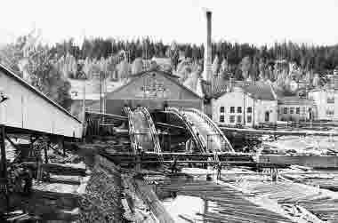 Sågen, exteriör från sjösidan med timmerbommen i förgrunden, 1956. Tunadals sågverk 1849-