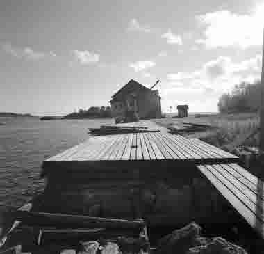 Hamnen med kran och järnmagasin 1955. Galtströms järnbruk och såg 1672-1917