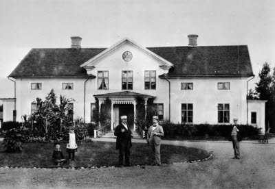 Matfors Herrgården 1899. Framför herrgården ser vi fr v Ragnar, Dagmar och Axel Berggren, Halvdan Mathiesen och Edvard Stjernström. 