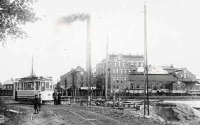 Fabriken från väster med spårvagn vid ändstationen i förgrunden, 1915. Ortvikens sulfitfabrik 1908-1984, Sundsvall.
