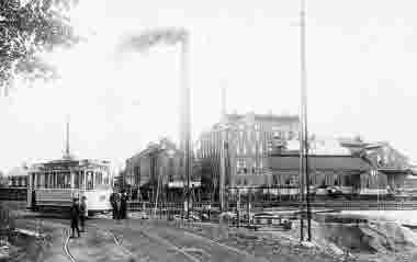 Fabriken från väster med spårvagn vid ändstationen i förgrunden, 1915. Ortvikens sulfitfabrik 1908-1984, Sundsvall.