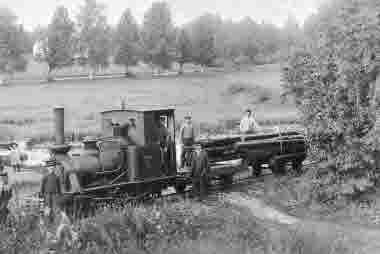 Lokomotivet "Loke". Den siste lokföraren var Nyström. Inspektör O F Englund stående i mitten 1910. Galtströms järnbruk och såg 1672-1917. Publ: 2013 i Ångsågarnas Falkenberg.