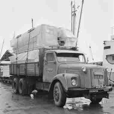 Timmertrailer med virke från Kramfors exteriöreriörer 16 november 1966. Transporter, tåg och bil.