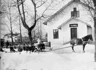 Slädparti med Leif Mathiesen vid tömmarna samt Ingrid och Einar Mathiesen och Ingens Bergh framför folkskolan.  Matfors träsliperi 1894-
