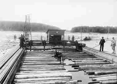 Buntverk vid Kvissle i Ljungan 1927. Buntverk särskilt lämpligt och anpassat för småbuntning, 140 per bunt, för upptagning i kabelkranar. Fabrikat Jervsö Mekaniska Verkstad. Flottning
