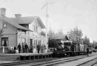 Järnvägen Matfors-Vattjom. Järnvägsstationen med tågsätt och personal och passagerare på perrongen 1901. Matfors sågverk 1860-1928